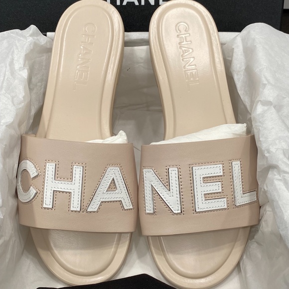 $1.3k CHANEL CHA NEL LOGO BEIGE LEATHER FLAT SHOES SLIDES MULES 38C - Picture 3 of 16